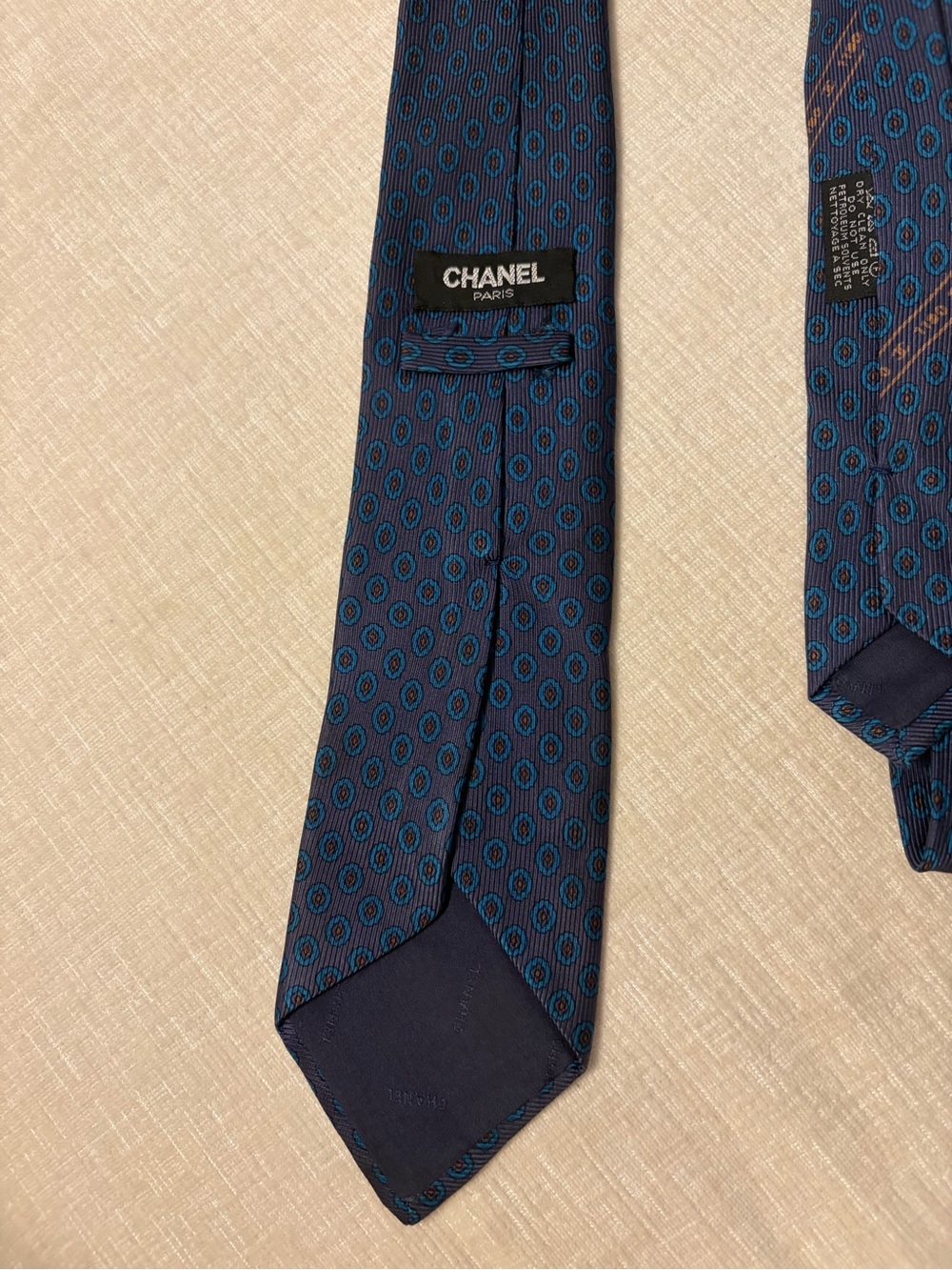 CHANEL Tie with Teal Medallion Pattern - Picture 2 of 6